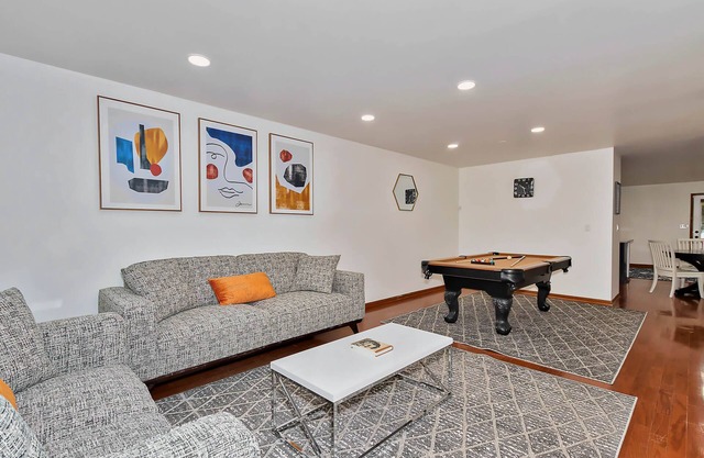 Near Naval Base! Ranch w Pool Table, Arcade, Netflix!