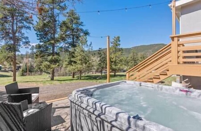 Near Red Rocks w/Hot Tub, Fire Pit & Views