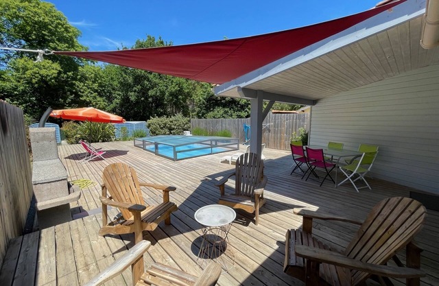 Near SOULAC/ME, Chalet YUCCA with heated indoor pool sleeps 6