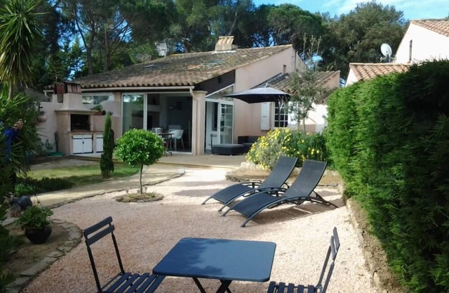 NEAR ST TROPEZ MAGNIFICENT MAS WITH GARDEN, AIR CONDITIONING