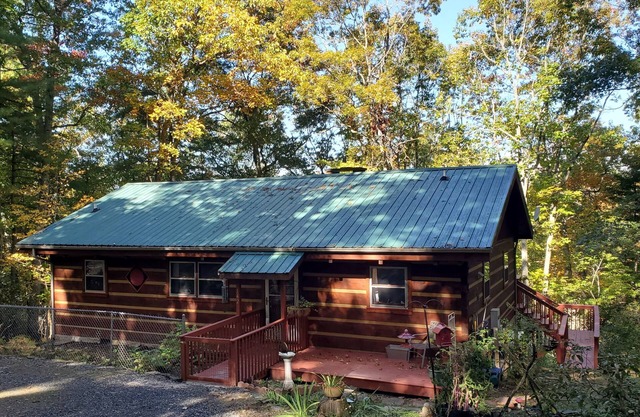 Near West Jefferson, Boone + Blue Ridge Parkway! Mountain get away w/fireplace.