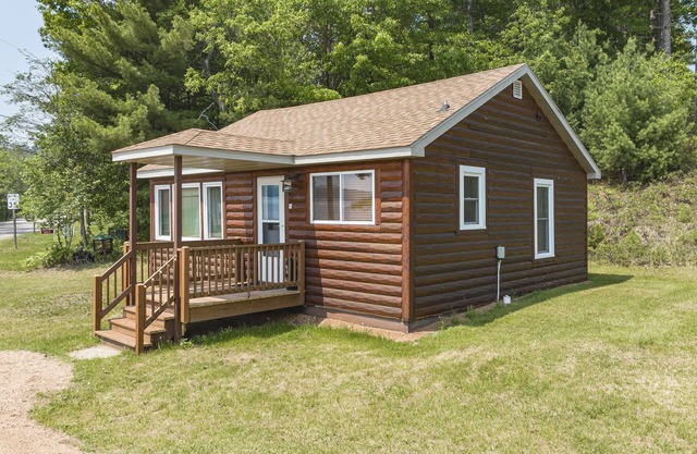 Neat and Clean Cottage on Virgin Lake. Pier Included!