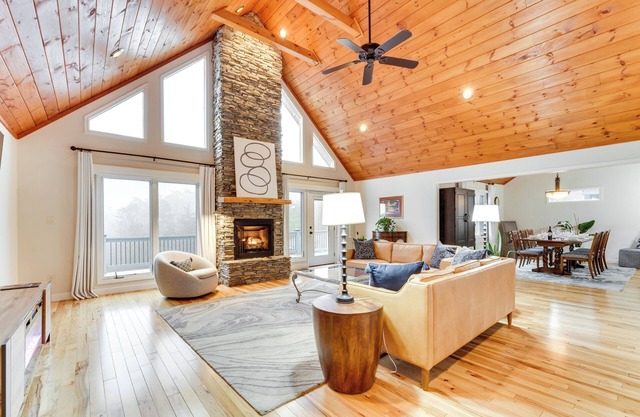 Nebo Home w/Hot Tub: Wheelchair Accessible