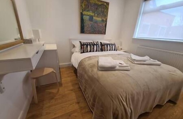 Neon Heights 2 bed Luton town centre