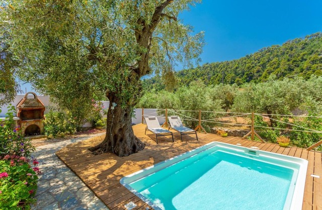 Neptune Private Pool, Walk to Beach, A/C, WiFi