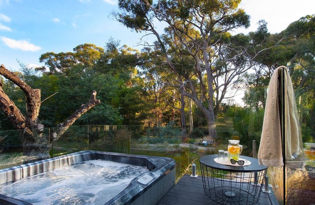 Nest - Couples getaway with outdoor hot tub!