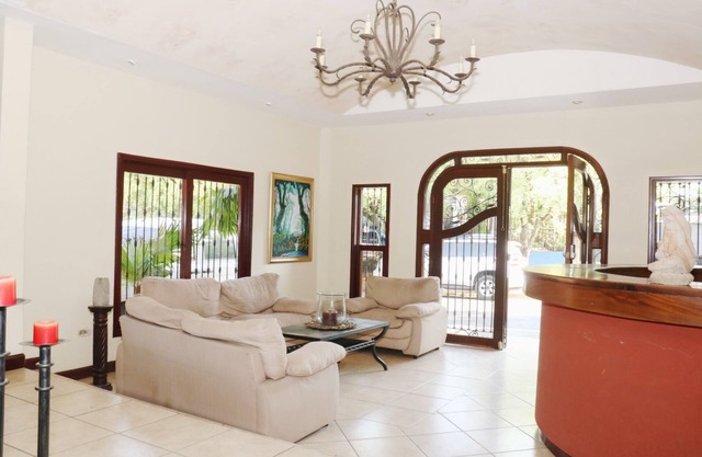 Nesthost Hotel Los Robles