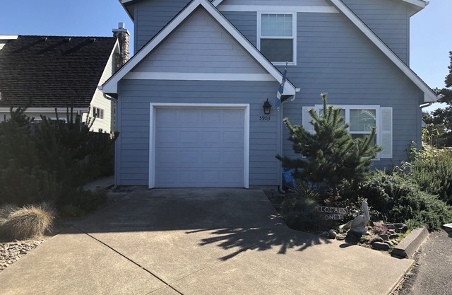 Nestled between Beach and River. 3 minute walk to Beach! 2 minutes to River!