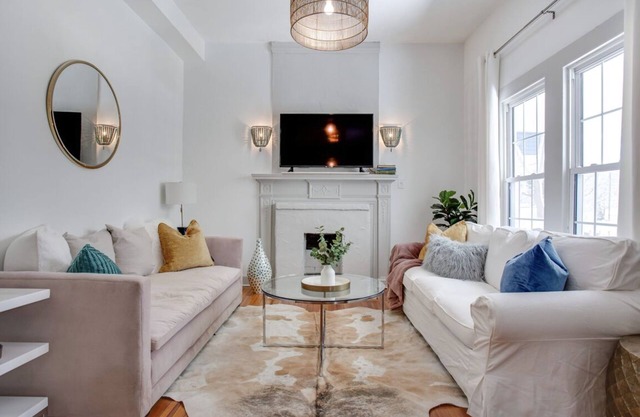 Nestled on New Bern - Oakwood Bungalow in Downtown Raleigh
