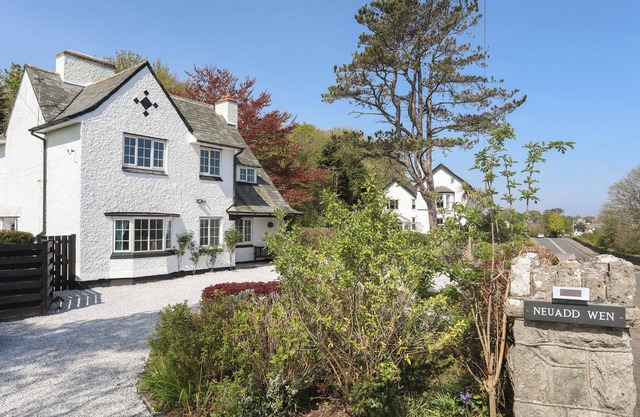 NEUADD WEN, family friendly, character holiday cottage in Benllech