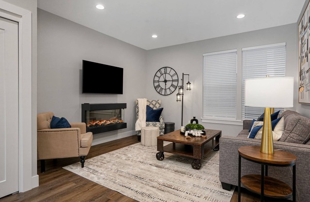 New 2 Bd Luxury Townhouse- King Bed, Downtown, near Hospital, Close to Wineries