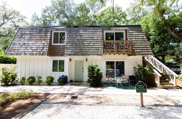 New 2 Bedroom Beach Cottage! One block to Beach! By CrabDaddy's and Crab Trap!