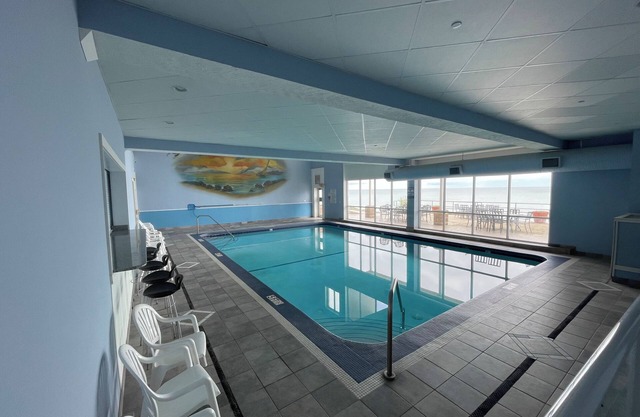 NEW 2-BR/2BA Lakefront Condo with private beach/indoor pool-rent 3/4th free