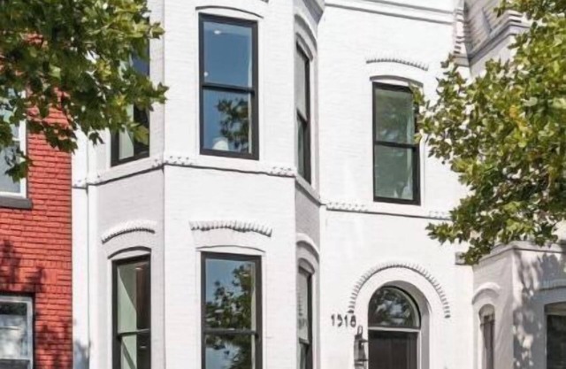 New 2 BR APT: amazing location, spotless, free private parking.
