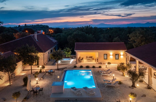 NEW! 3 bedrooms, 2 bathrooms within WINERY, infinity pool, vineyard view