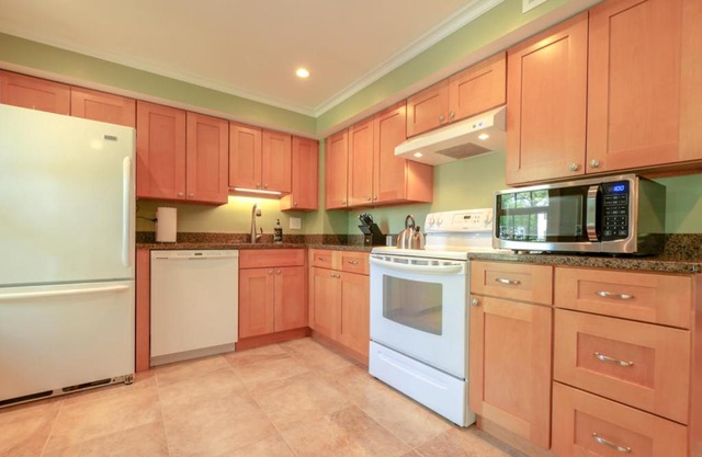 NEW! 3-story Townhome - Private, Self checkin, Quiet.