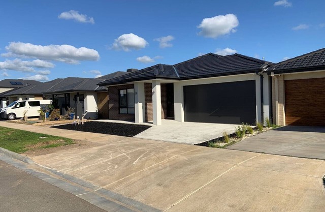 New 4.5 BR Modern Home @Clyde