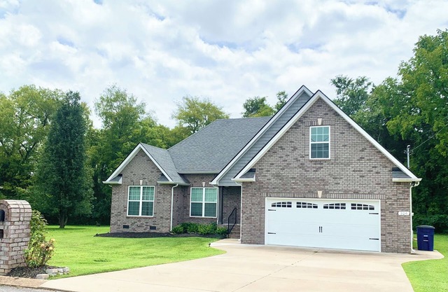 NEW 4 Bdrm house in Shelbyville - great neighborhood, 2 mi to Cooper Steel Arena