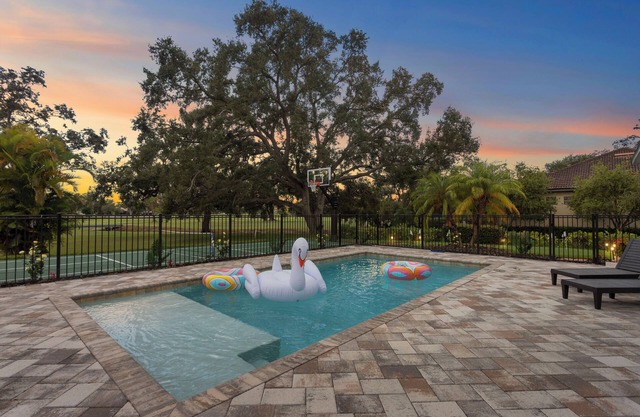 NEW!4B/2BA/Pool/Pickleball/Putting Green/BBALL/ON GOLF COURSE