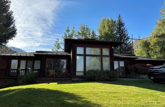 NEW ! 5 min from River Run Ski lift, 4 bdrm home, 2 frplaces, jacuzzi tub, deck