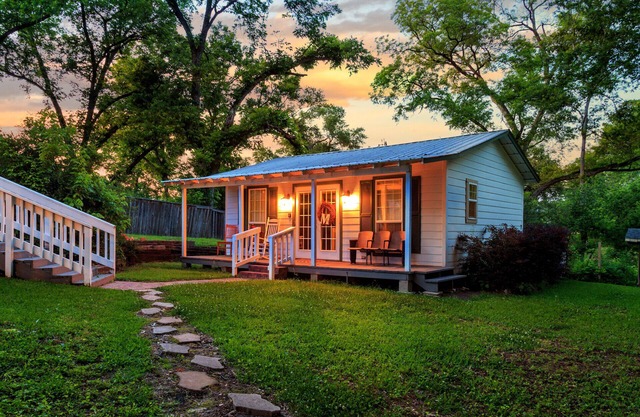 NEW - Adorable Cottage w/Full Kitchen/Free Tandem Bike