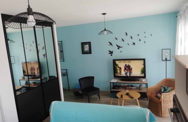 New, air-conditioned Alma villa with private garage, 200 m from the beach
