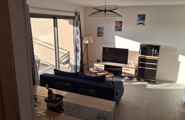 New air-conditioned 61m2 T3 apartment, close to town center and beach