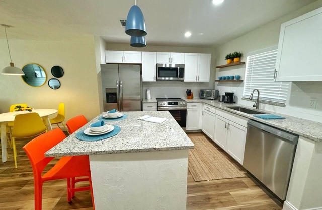 NEW Amazing Sunshine-Up 6 Guests-Private Backyard