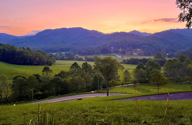 NEW! Amazing Views & 2 porches. 2 Dens. Fire Pit. Hot Tub. Game Room. Smart TVs