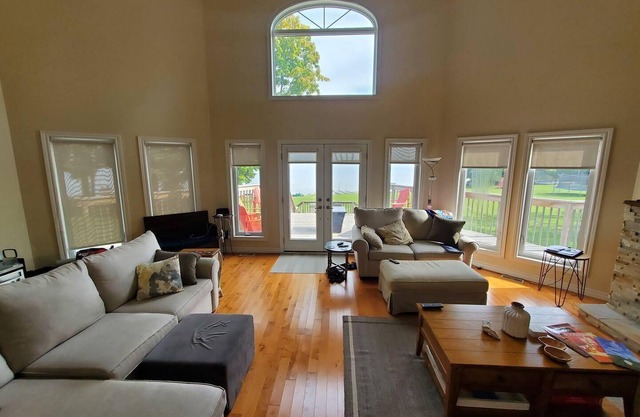 New and Cozy Lakefront cottage under 1.5hr North of Toronto. Kid-Friendlyn