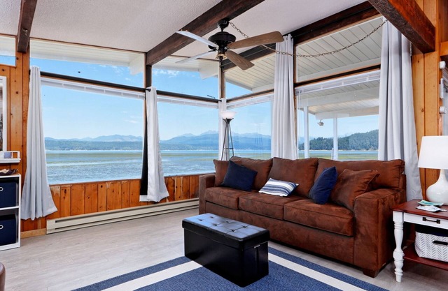 NEW! Annas Bay Beach House on Hood Canal, WIFI, AC
