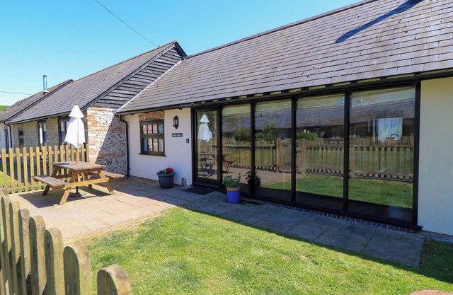 NEW BARN, pet friendly, with open fire in Winterborne Stickland