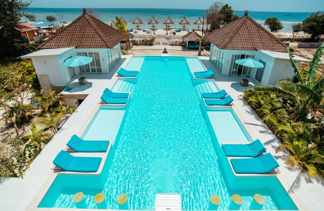 New beachfront villa in Gili Trawangan: 7-9 bedrooms - pool -