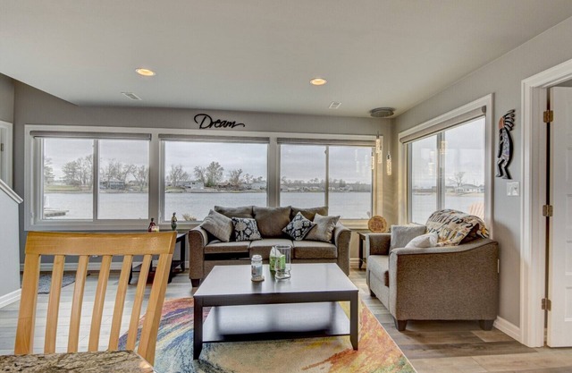 New, Beautiful, Peaceful and Convenient Lake Cottage