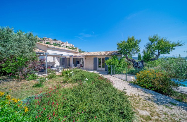 New, bright house with heated private pool in the heart of Provence