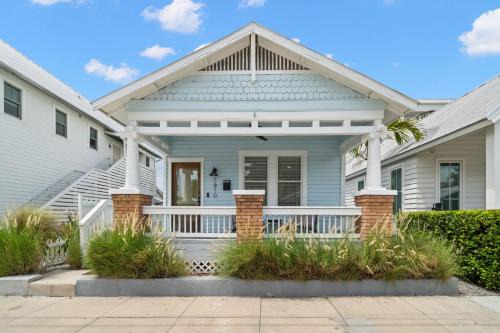 NEW! Casa Fuente - Beautifully Renovated Ybor Bungalow, Steps to 7th Ave