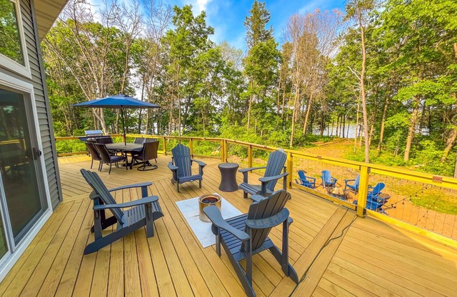 New Castle Rock Lakefront Getaway w hot tub and boat slip