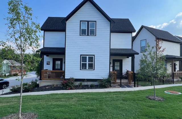 New Centennial Park Luxury Smart Home w Courtyard