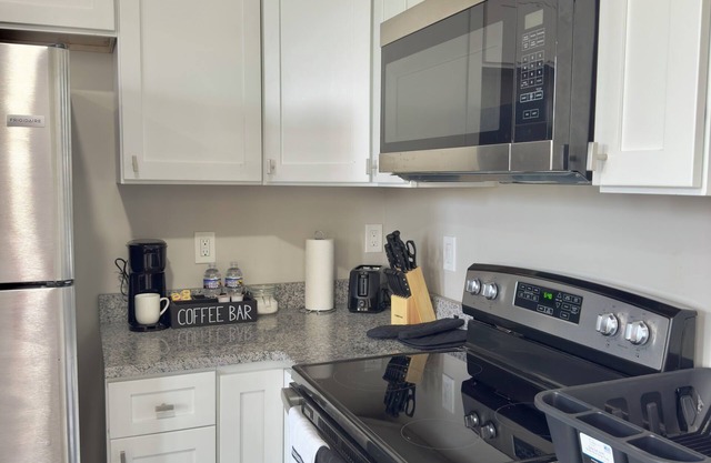 New ~ Charming 1-bedroom apartment with AC and WiFi in Dwtn Pittston