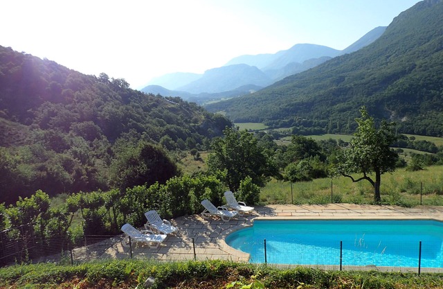 New: Charming Provencal farmhouse with exceptional panorama and exposure
