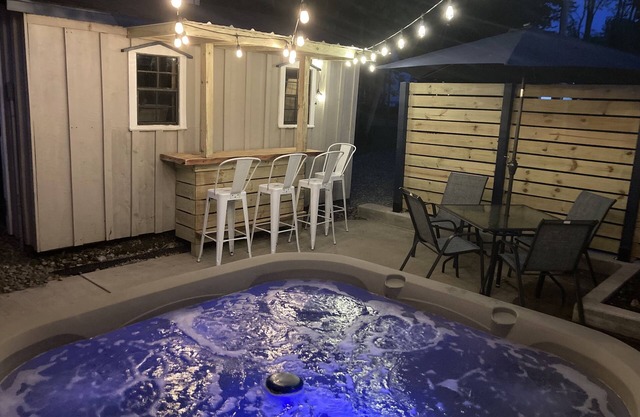 NEW Chautauqua Cottage, Lake Views, King Bed & Hot Tub