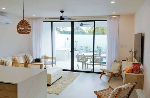 New CHIC 3BR Villa, Walk to Beach! Pool & Terrace