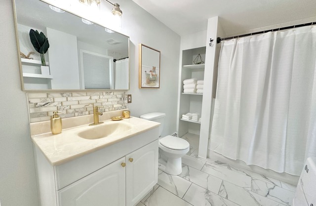 NEW Chic Home Close to Boston - WASHER DRYER & Parking
