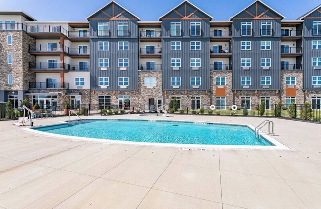 NEW Condo | Hot Tub | Pool | Restaurant | FLX