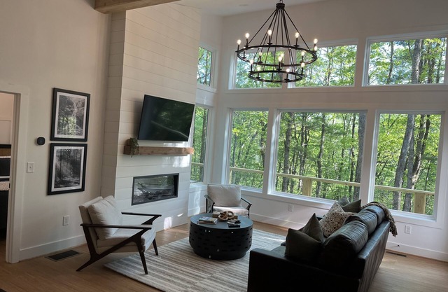 New Construction Modern Mountain Cabin close to Helen and Dahlonega