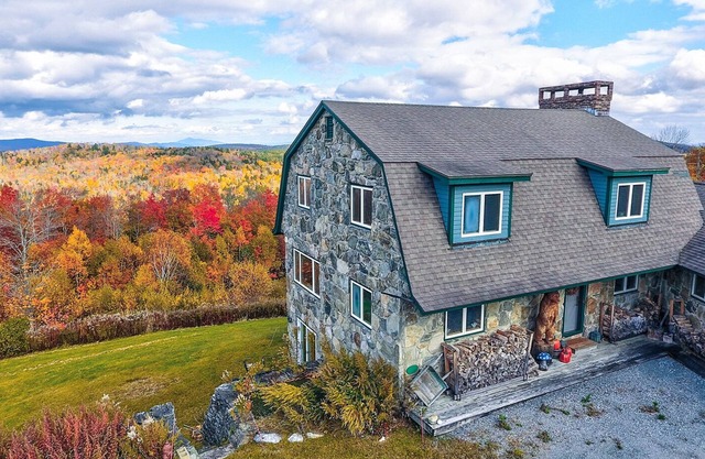 New! Cozy private Chalet with incredible views, close to Mountains!