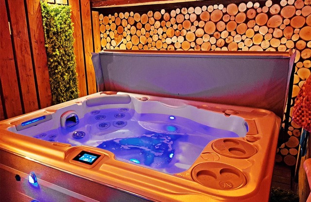 NEW! Cozy Sacherl, private whirlpool, sauna and fireplace. Fenced garden.