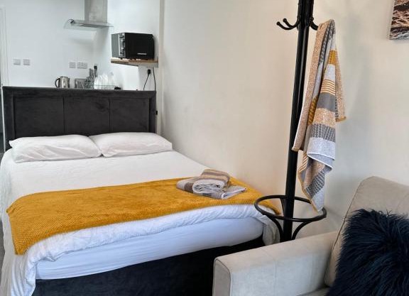 New Cozy Studio Apt. House with Parking. Entire space