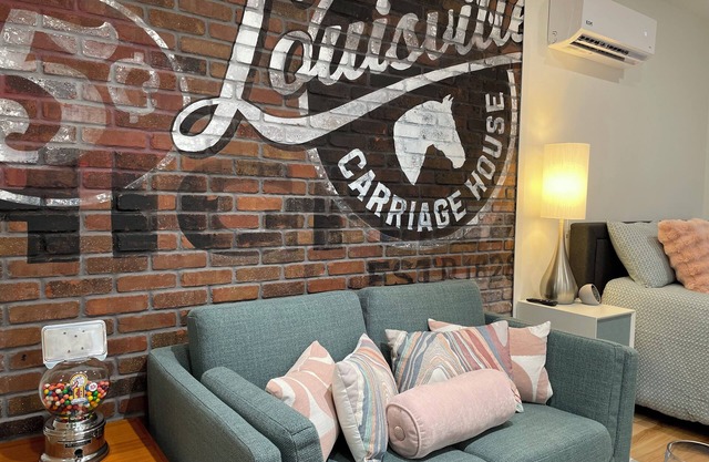 New Custom & Creative Louisville Carriage House: expansive deck, wifi, walkable