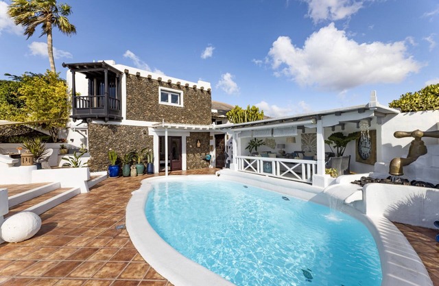 New”Deluxe”historic,Canerian style villa,outstanding seaviews,private heatedpool